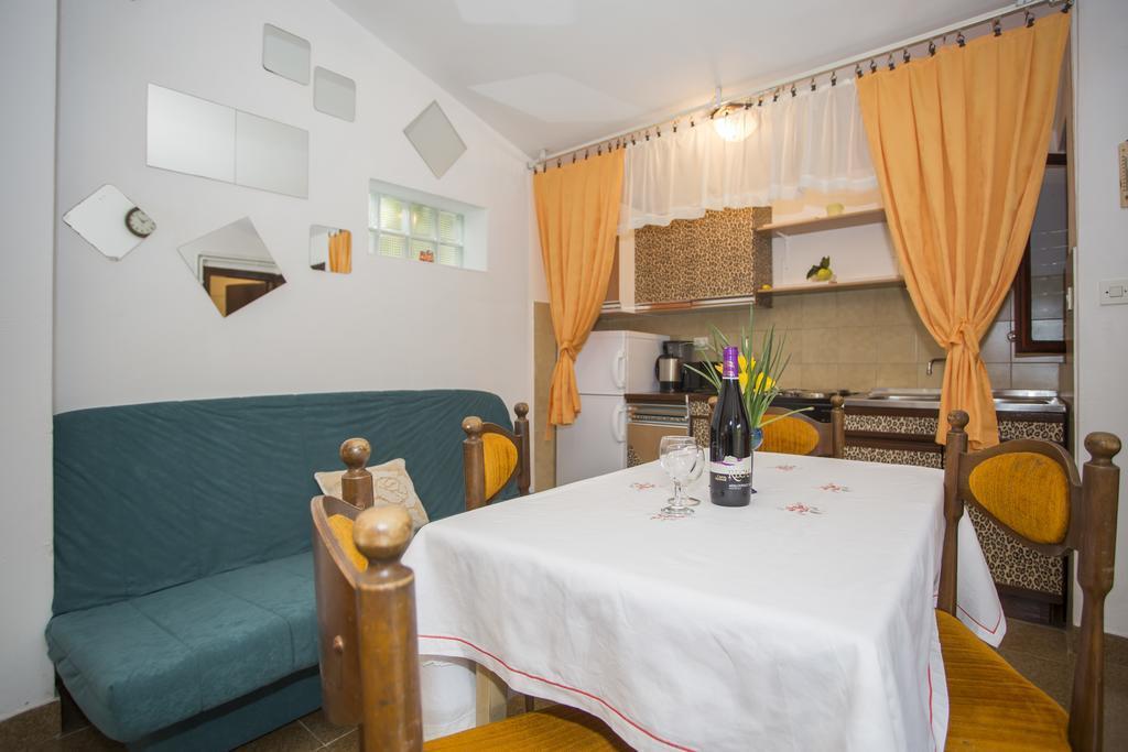 Apartments Pula 1618 Exterior photo